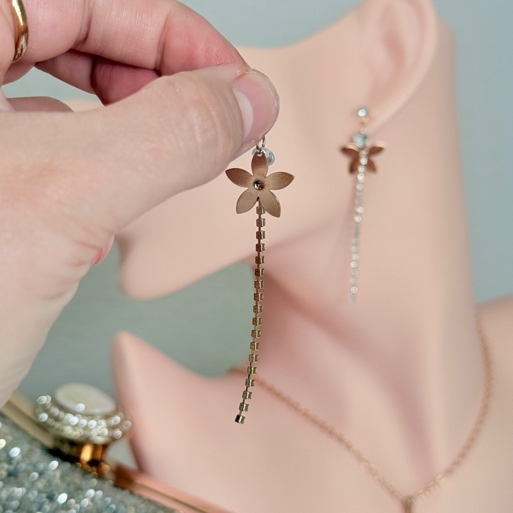 ⚜️ Elegant Gold Butterfly Earrings - Picture 4 of 7